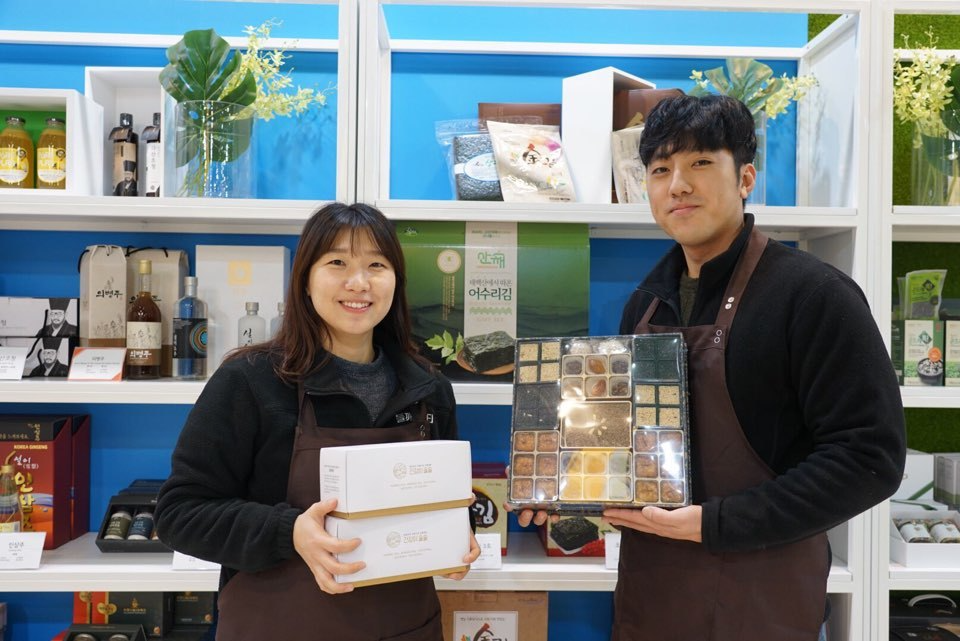 사회적경제상품관의 모습. 운영을 맡은 예비 사회적기업 ‘협동조합 판’ 관계자들이 상품을 들어 보이고 있다. 협동조합 판 제공