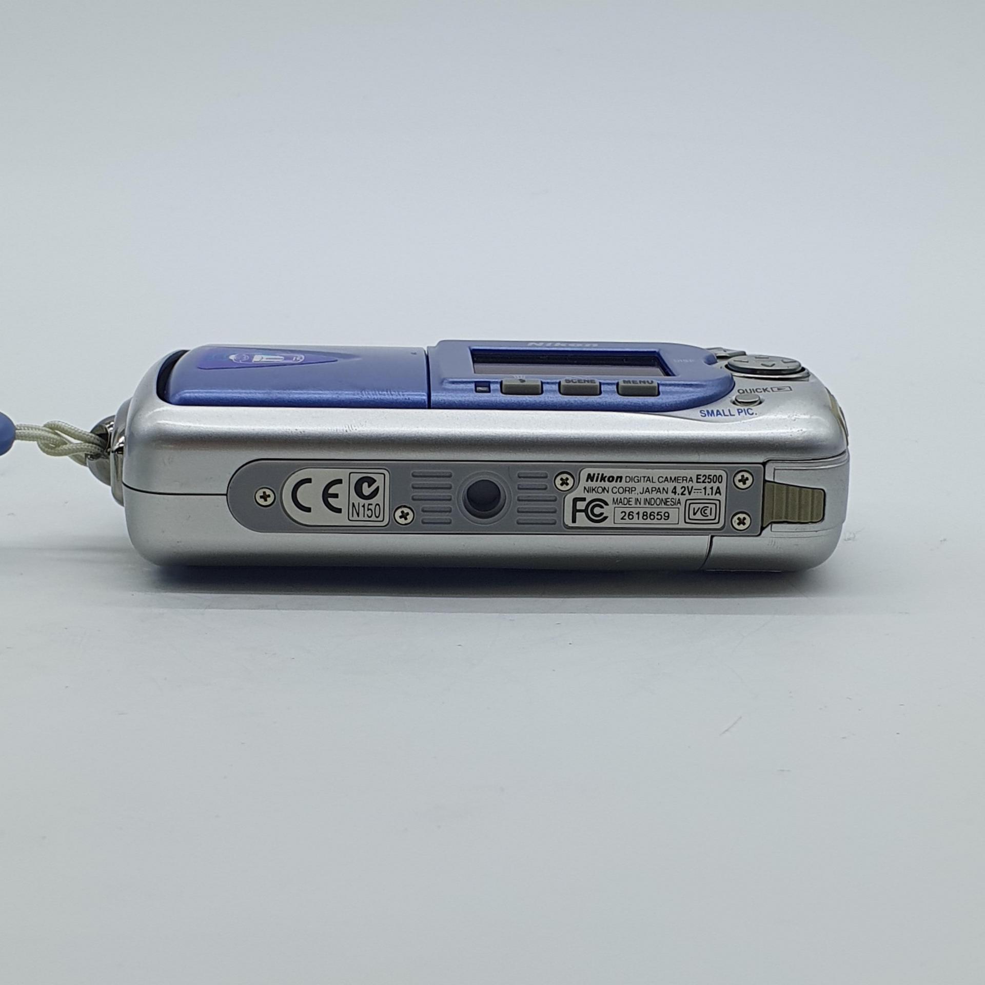 니콘 쿨픽스 E2500 2500 황조지 르세라핌 카즈하 누가영 카메라