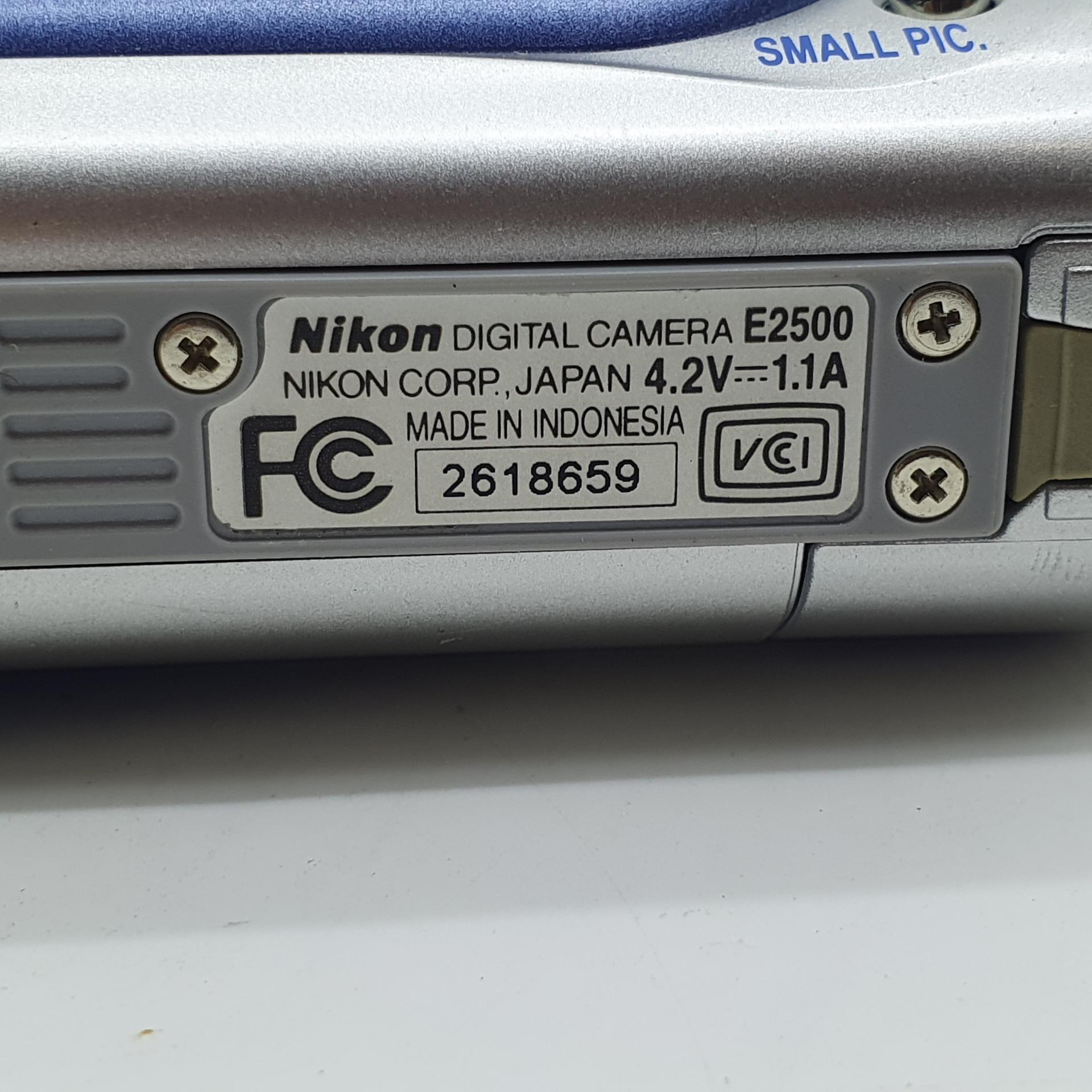 니콘 쿨픽스 E2500 2500 황조지 르세라핌 카즈하 누가영 카메라