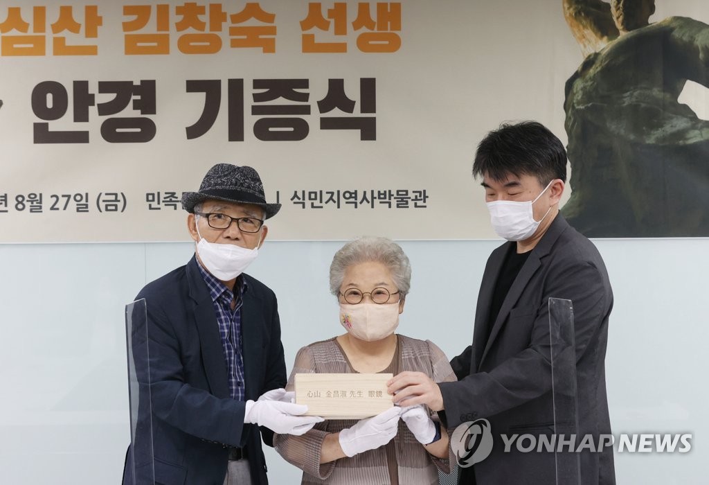 심산 김창숙 선생 안경 기증식  (서울=연합뉴스) 한종찬 기자 = 27일 오후 서울 용산구 식민지역사박물관에서 열린 심산 김창숙 선생 안경 기증식에서 손녀 김주 여사(가운데)가 안경을 들고 기념촬영을 하고 있다. 2021.8.27 saba@yna.co.kr