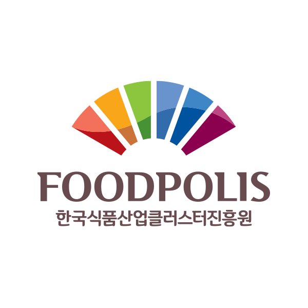 비즈니스 전문가들이 태블릿에서 데이터를 검토하며 식품 산업의 온라인 마케팅 및 커뮤니케이션에 대해 논의하는 회의