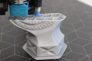 유리 작품의 3D 복제본을 인쇄 중인 3D 프린터