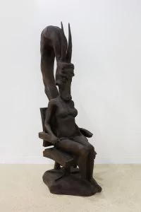 뱀이 머리를 삼키고 있는 모습의 앉아 있는 여인상
