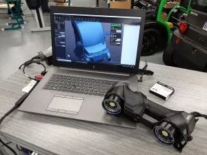 HandySCAN 3D BLACK 시리즈 3D 스캐너와 VXelements에 전기 자동차의 3D 스캔을 표시한 노트북