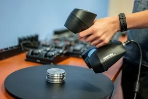 ACADEMIA 50 스캐너를 사용하여 테이블의 피스톤 헤드를 스캔하는 학생