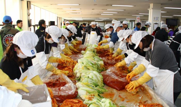 김장김치를 만드는 한국지엠임직원들과 자원봉사자, 태화복지재단 직원들