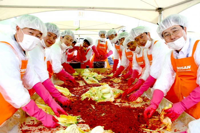 봉사자들이 열심히 김장을 하는 모습