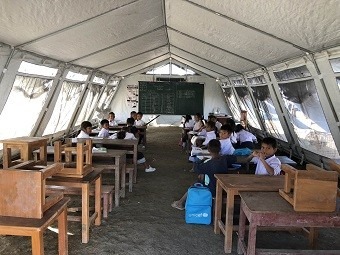 핀동 마을 임시 학급 수업 모습