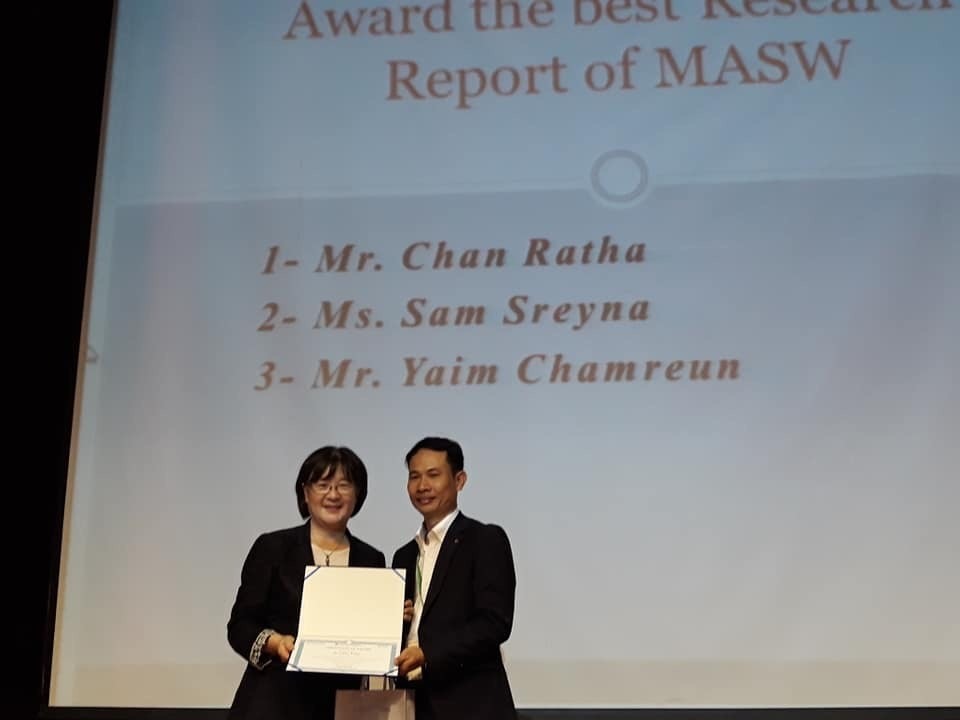 이화여자대학교 양옥경교수(가운데)로부터 수상하는 Mr. Chan Ratha(부장급)