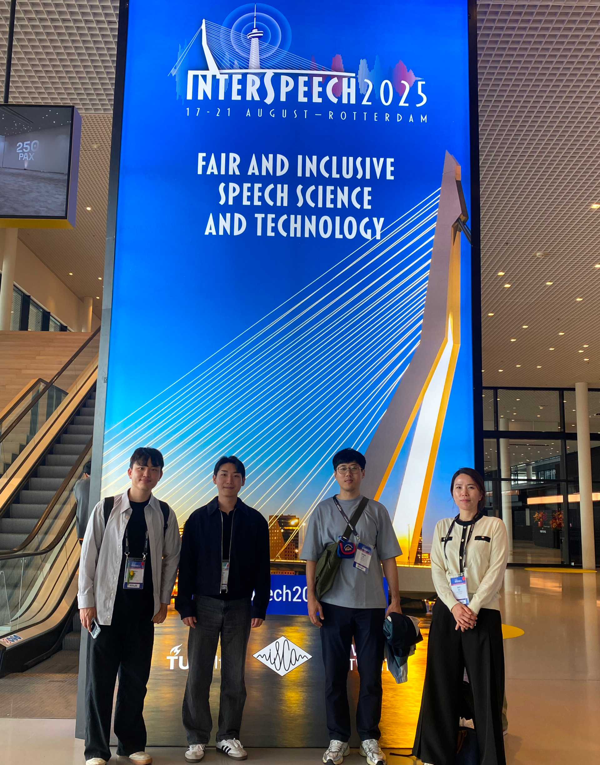 INTERSPEECH 2025에 참가한 건국대 연구팀 사진입니다.