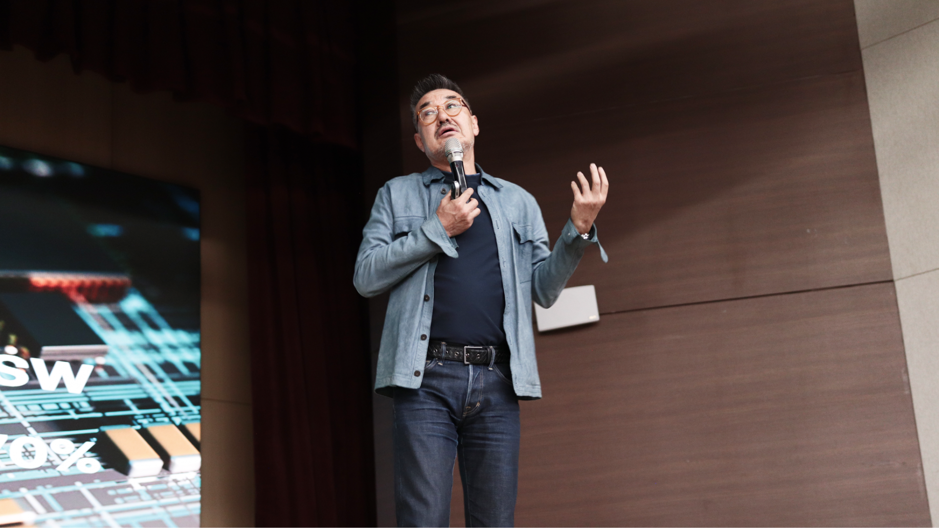 K-소버린 AX 포럼에서 AI 혁신을 만든 젠슨 황의 미래 전략을 주제로 강연 중인 바로AI 이용덕 대표의 모습입니다 기술보다 가치(Value) 중심의 AI 전략과 국내 기업을 위한 분산형 AI 인프라 구축의 중요성을 강조하고 있습니다