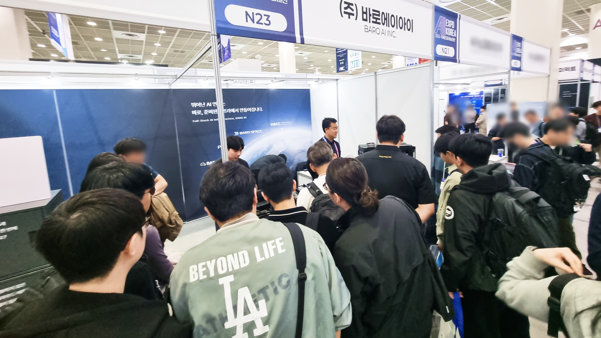 AI EXPO KOREA 2026 전시 현장에서 대학생 참관객들이 바로AI 관계자로부터 POSEIDON 수냉식 서버의 내부 하드웨어 구조와 액체 냉각 작동 원리에 대한 전문적인 설명을 듣고 있는 모습입니다