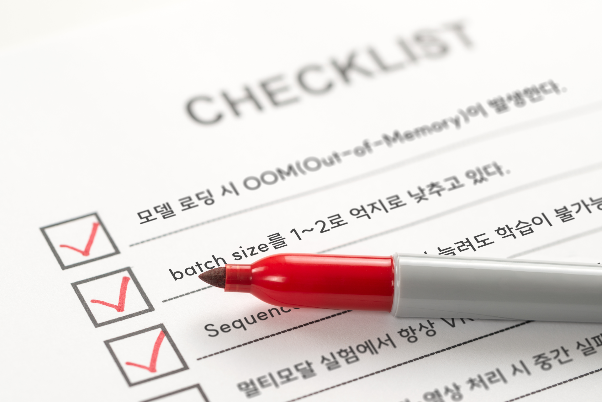 AI 연구 환경에서 GPU VRAM 병목을 진단하기 위한 체크리스트 이미지로, LLM 파인튜닝, 멀티모달 모델, 고해상도 이미지·비디오 처리, 3D 생성 및 시뮬레이션, 대용량 배치 학습 등 고메모리 워크로드를 점검하는 연구 인프라 점검용 시각 자료