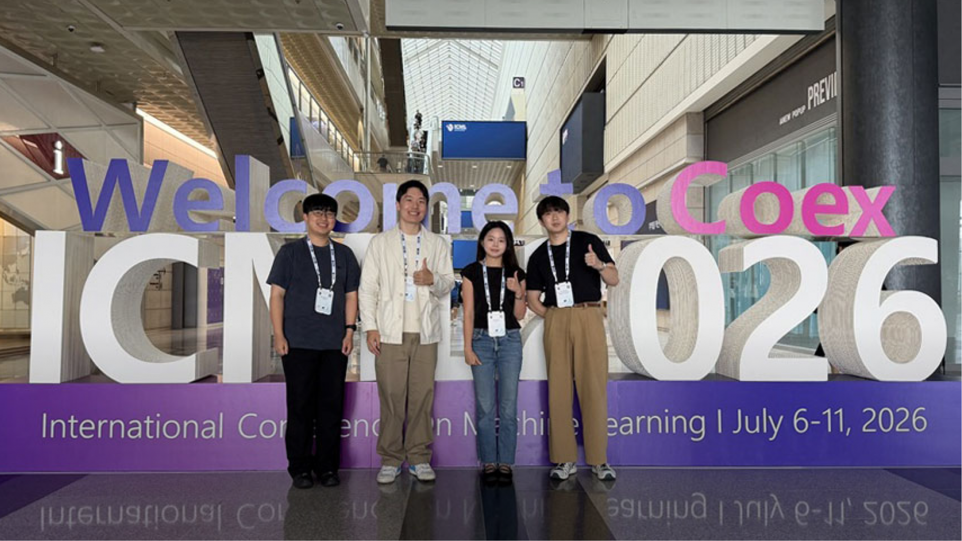 Welcome to Coex ICML 2026' 조형물 앞에서 기념 촬영한 KAIST 연구팀원 4인의 모습으로, 국제머신러닝학회(ICML) 2026 국제 챌린지 우승을 다루는 풀스택 인프라 기업 바로AI(BARO AI) 테크 블로그 자료입니다.