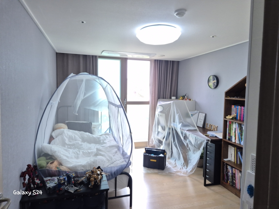침실의 가구를 보호하고 에어컨 작업 공간을 준비한 모습