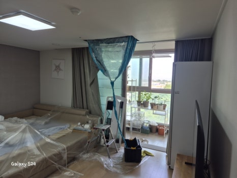 침대 주변을 보양하고 천장형 에어컨에 세척커버를 설치한 모습