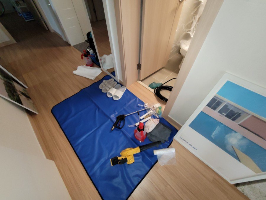 보호재 위에 공구를 펼친 방 바닥