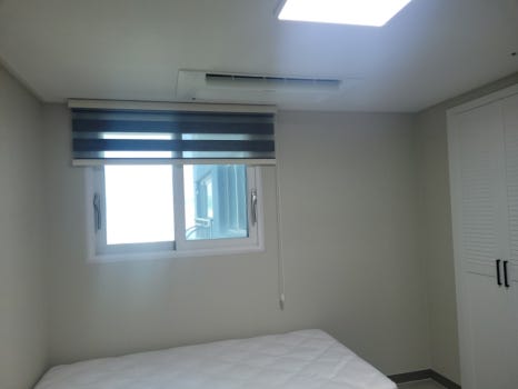 작업 전 침실, 에어컨 아래 침대