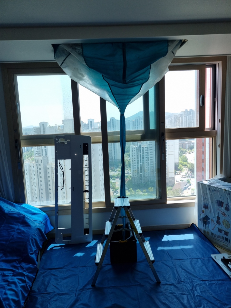 천장 본체에 세척 커버를 설치한 작업 공간