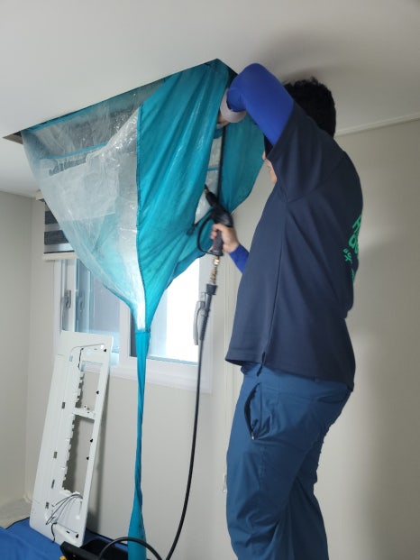 천장 본체의 커버 안쪽을 세척하는 모습