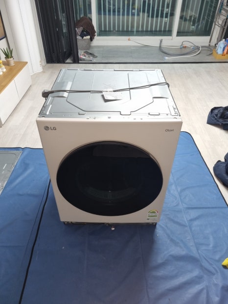 보양 매트 위에서 분해를 시작하는 LG 오브제 제품