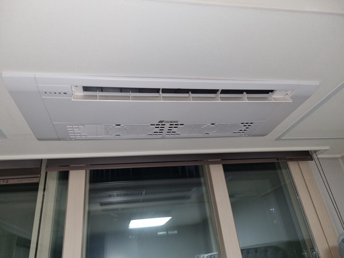 천장에 설치된 1way 시스템에어컨 외관