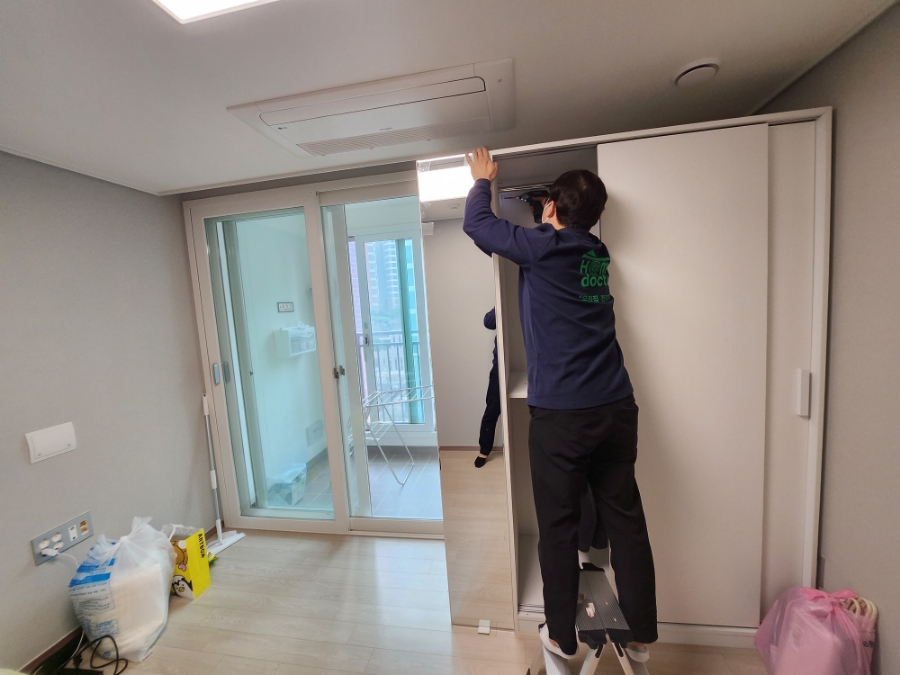 홈닥터 기사가 천장형 시스템에어컨 패널을 분리하는 모습