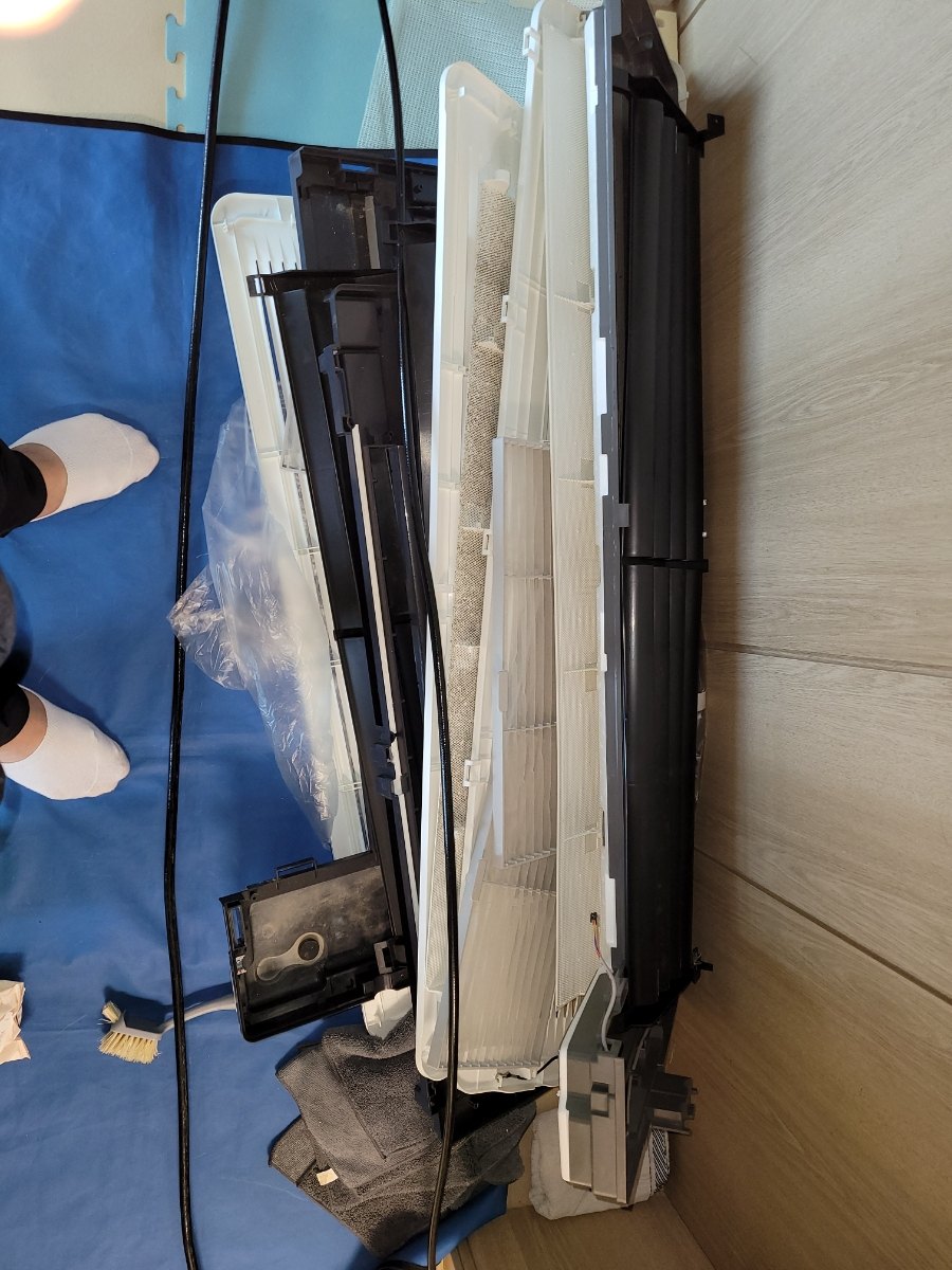 분리한 패널과 날개