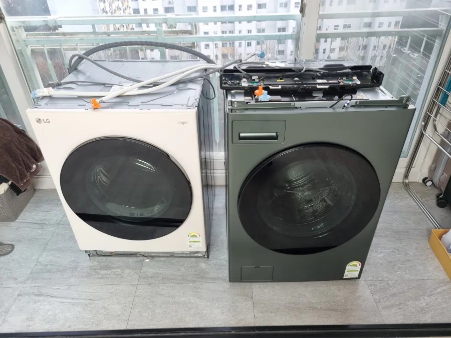 베란다에 놓여 있던 LG 세탁기와 건조기