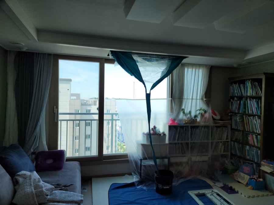 거실 본체 아래로 내린 세척 커버