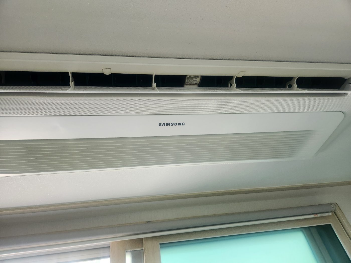 천장에 설치된 삼성 1way 시스템에어컨 외관