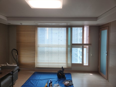 바닥에 매트를 깐 거실