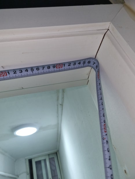 세탁실 문틀에 줄자를 대고 잰 폭