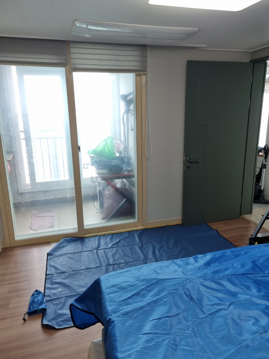 거실 창가 쪽 바닥 보양