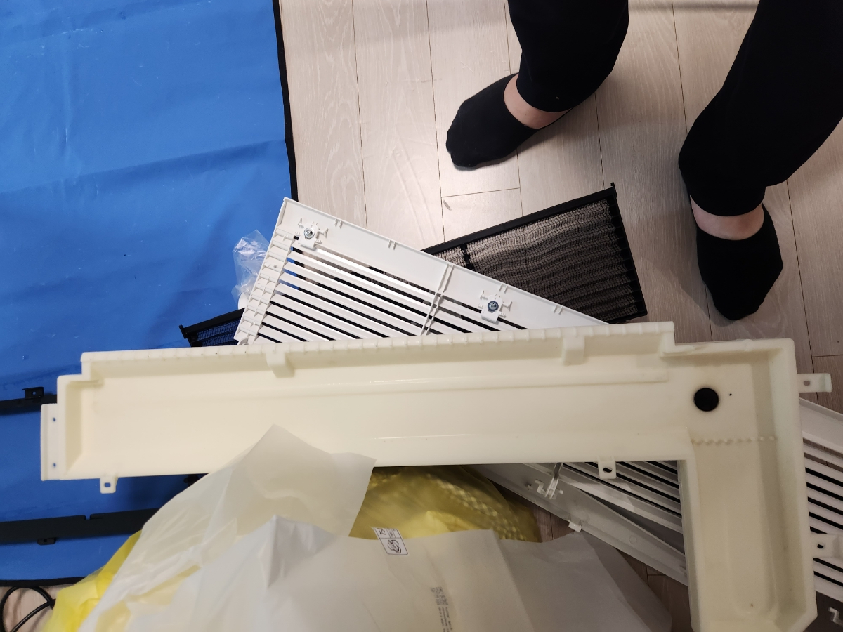 신림 현장에서 본체와 분리한 패널·필터 등 부품의 모습