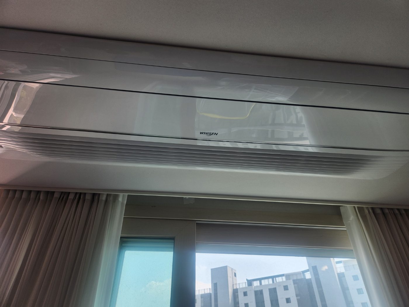 천장에 매립된 LG 휘센 1way 시스템에어컨 외관