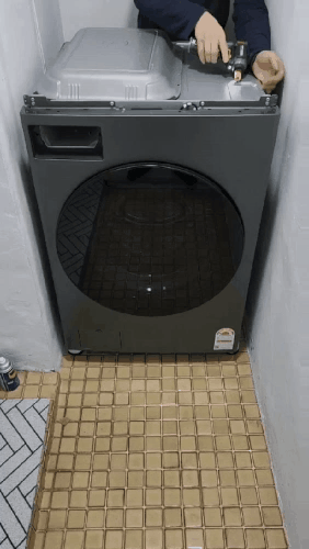 좁은 세탁실에 설치를 마친 세탁기