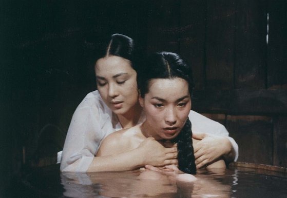 국한국영화 최초로 여성도 남성도 아닌 제3의 성 '인터섹스'를 다룬 영화 '사방지'(1988). 사진 앞쪽이 주인공 사방지로, 여성의 외모에 남성의 성기를 타고난 인물로 묘사된다. 이번 자료집에도 비중 있게 다뤄진다. [사진 서울국제프라이드영화제]