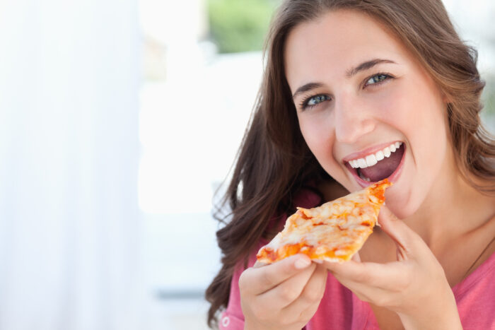 피자를 먹고 있는 여성