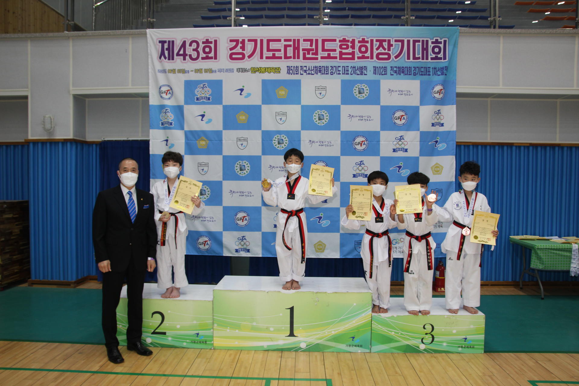 5bec15b045e38.jpg