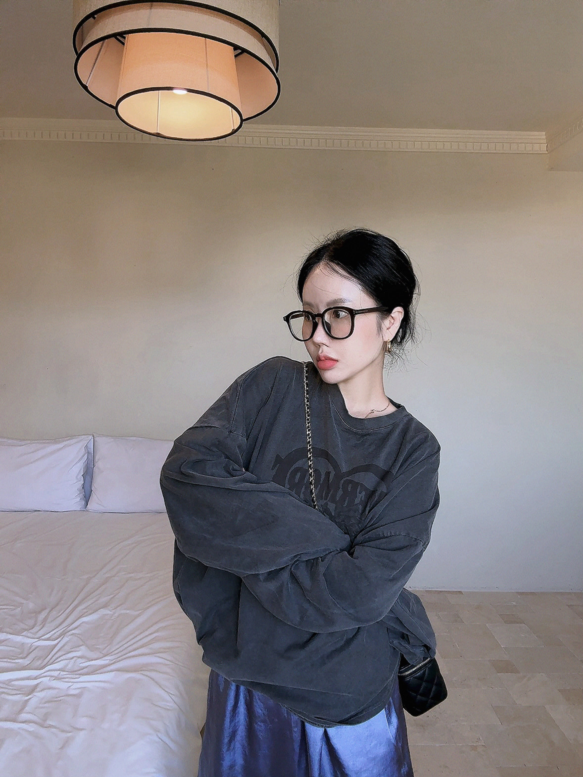 모어 피그먼트 맨투맨