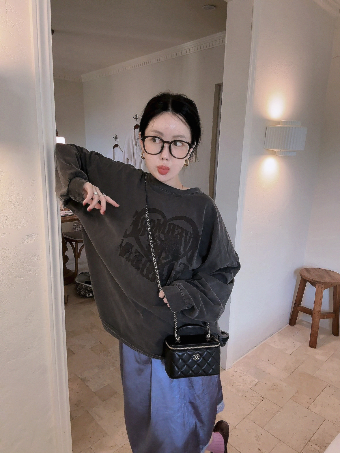 모어 피그먼트 맨투맨