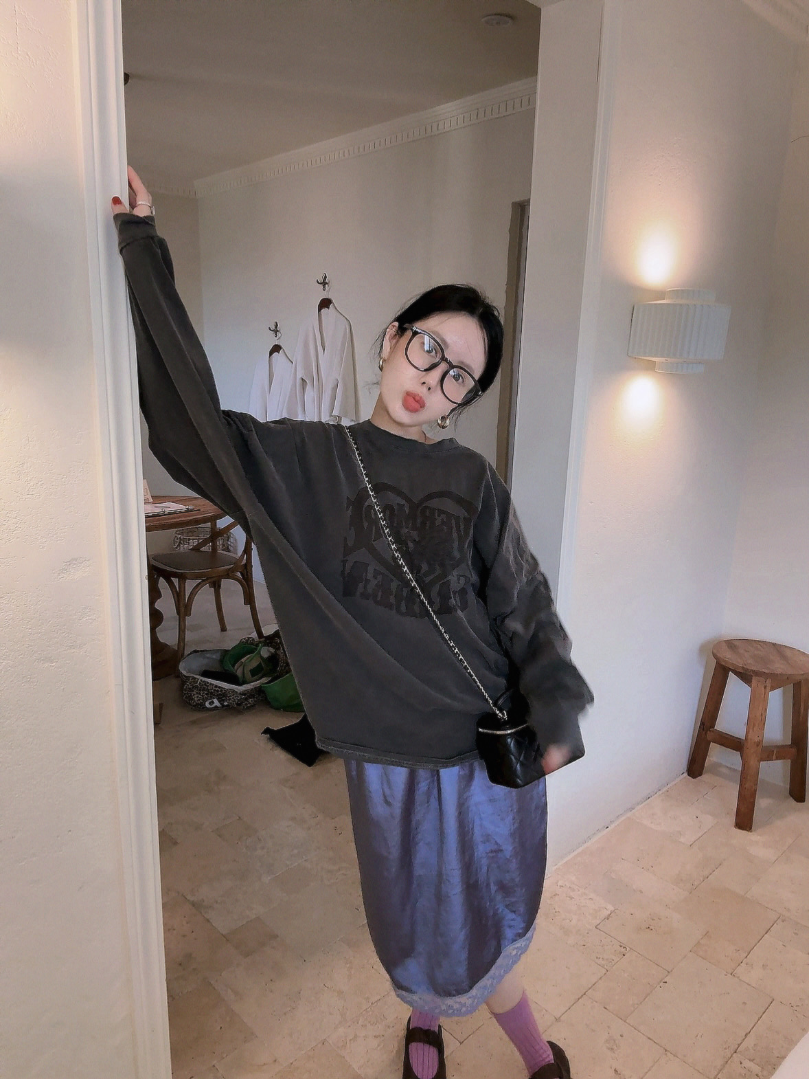 모어 피그먼트 맨투맨