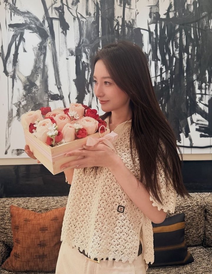 샤 브이넥 카라 펀칭 자수 셔츠