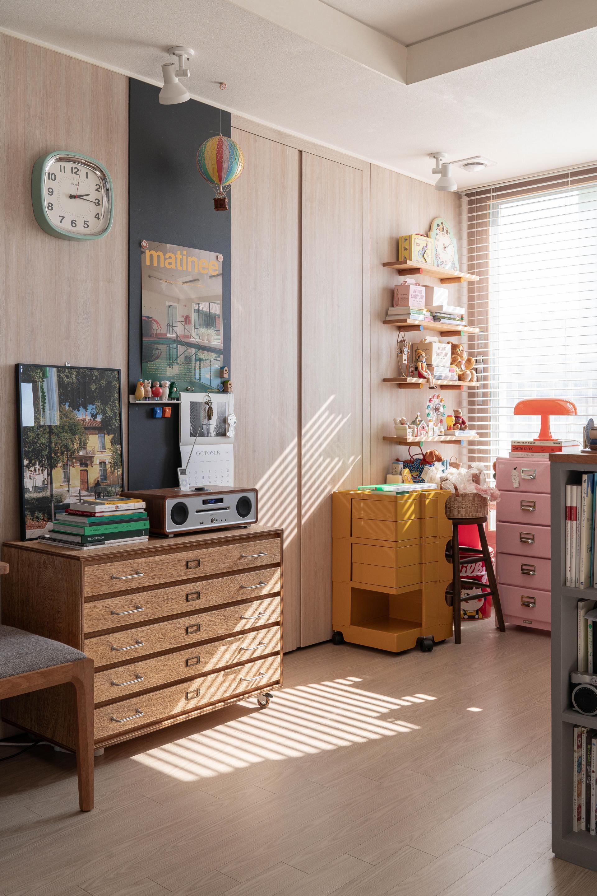 미니멀 디자인의 hawd 지류함 Type 2가 배치된 모던한 거실 인테리어