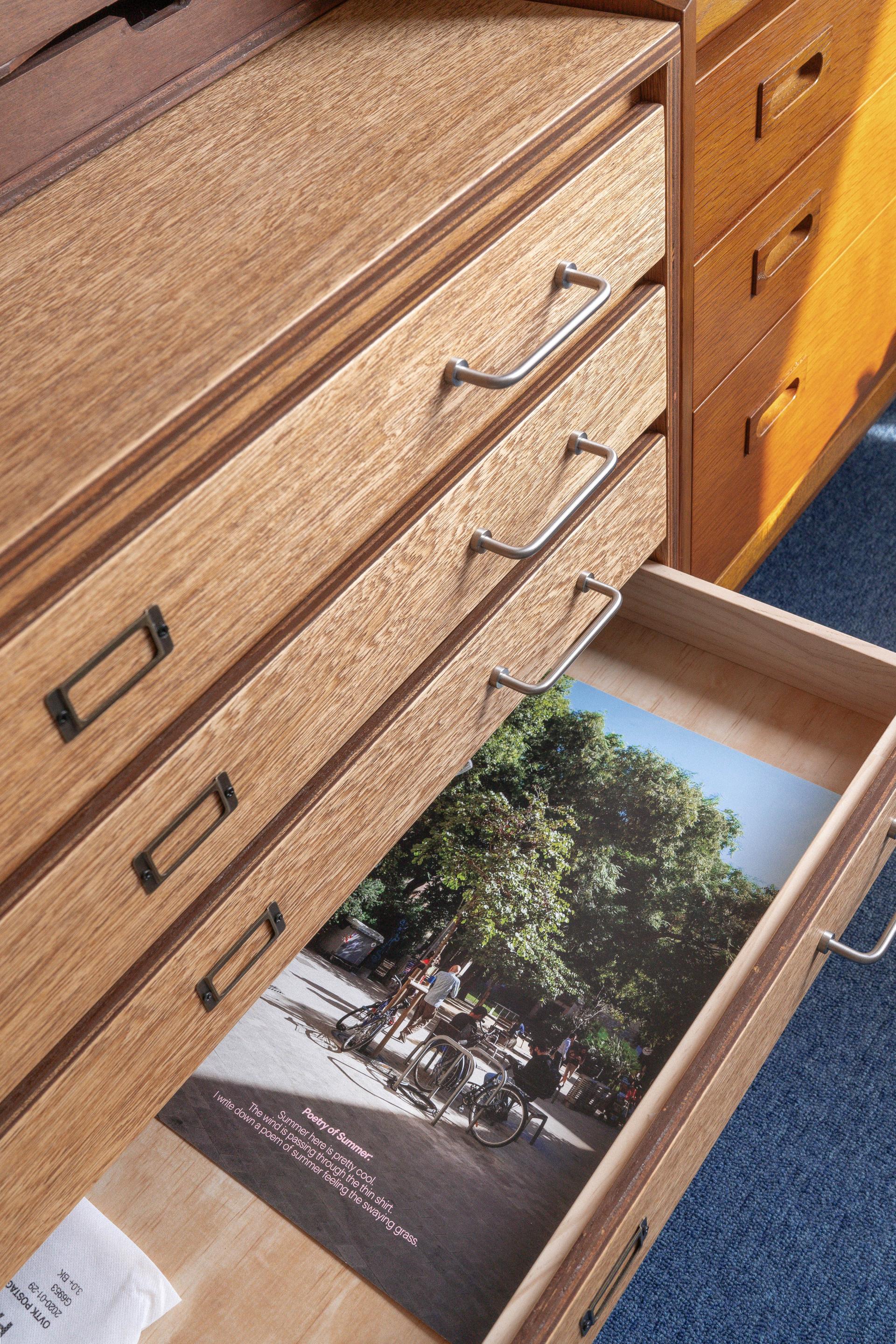 지류함 Type 2 내부 서랍에 각종 포스터 및 서류와 책이 정리된 모습, 넉넉한 수납 공간