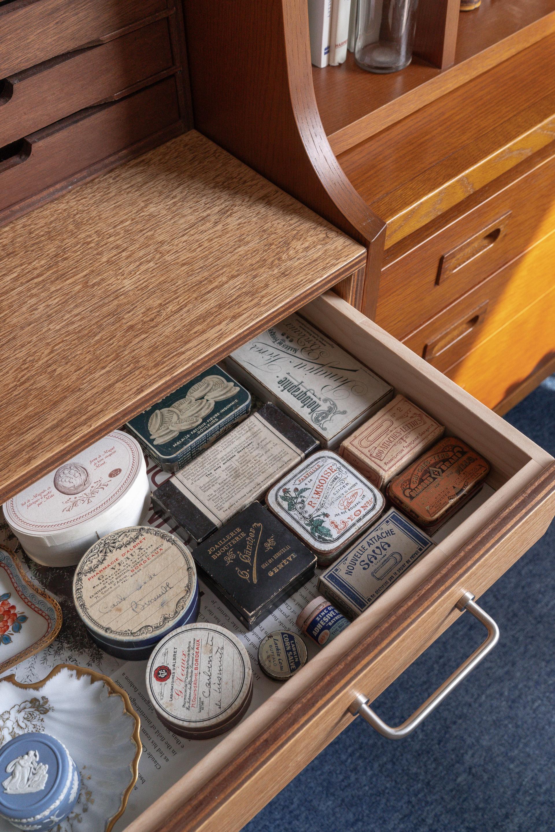 지류함 Type 2 내부 서랍에 각종 포스터 및 서류와 책이 정리된 모습, 넉넉한 수납 공간