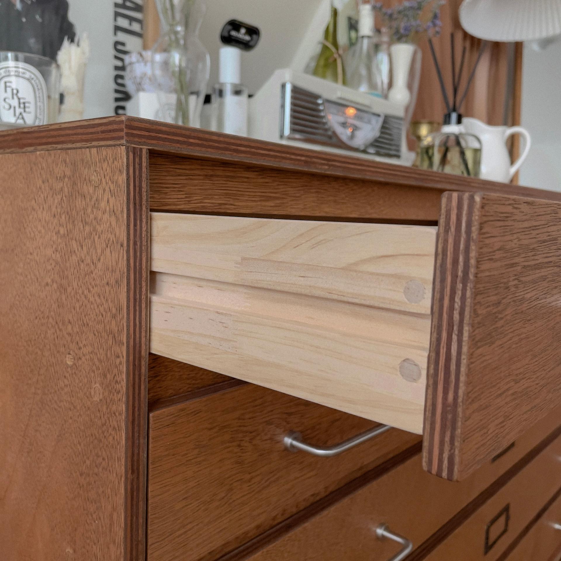 별도 부속없이 나무끼리 맞물려 자연스럽게 여닫히는 서랍