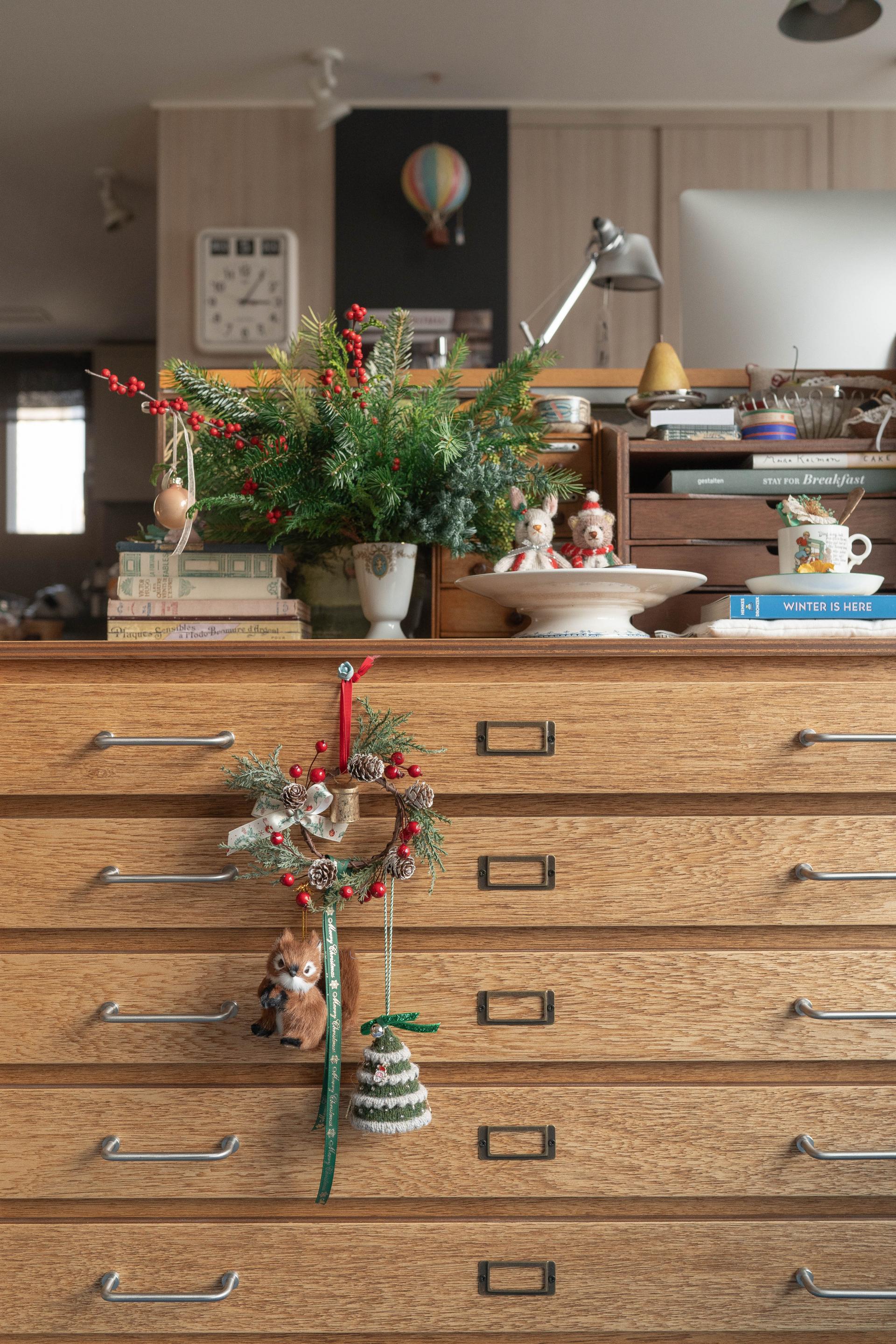 티타늄 골드의 은은한 광택이 돋보이는 심플하고 모던한 디자인의 손잡이와 엔틱 명찰