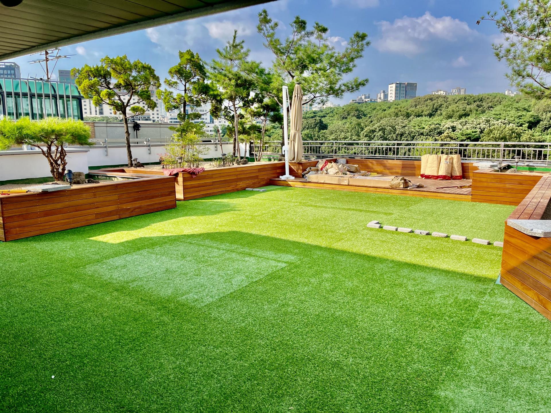 [인조잔디] 강남구 선릉로 지엠컴 옥상 인조잔디 국산 조경용 20mm 고밀도 인조잔디 시공 by 매트맥스 : 매트맥스